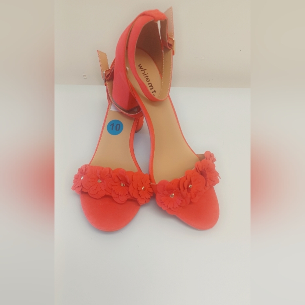 New White M t .Women's Size 10 Red Floral Sandals